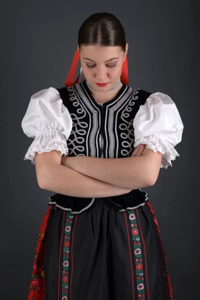 Молода Красива Словацька Фольклорна Жінка Традиційному Одязі — стокове фото
