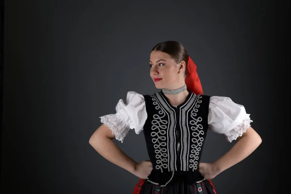 Молодая Красивая Словацкая Фольклорная Женщина Традиционном Костюме — стоковое фото