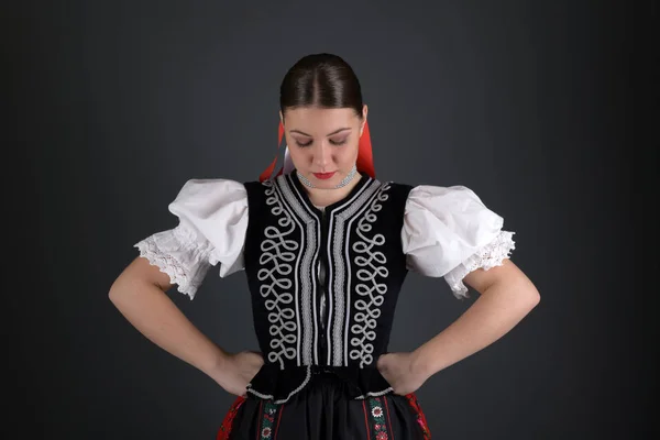 Jonge Mooie Slovak Folklore Vrouw Traditioneel Kostuum — Stockfoto