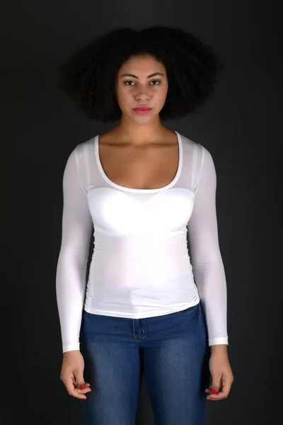 Junge Schwarze Frau Mit Afro Frisur Lächelnd — Stockfoto