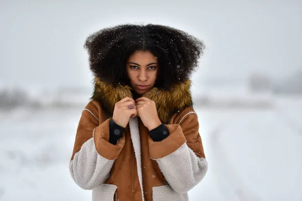 Afro Saç Modeli Gülümseyen Genç Siyah Kadın — Stok fotoğraf