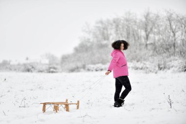 kızakla genç güzel kadın 