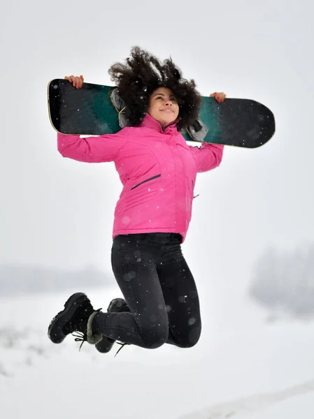 Genç Kadın Snowboard Kışın — Stok fotoğraf