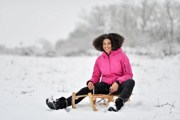 Ung Vacker Kvinna Sledding — Stockfoto