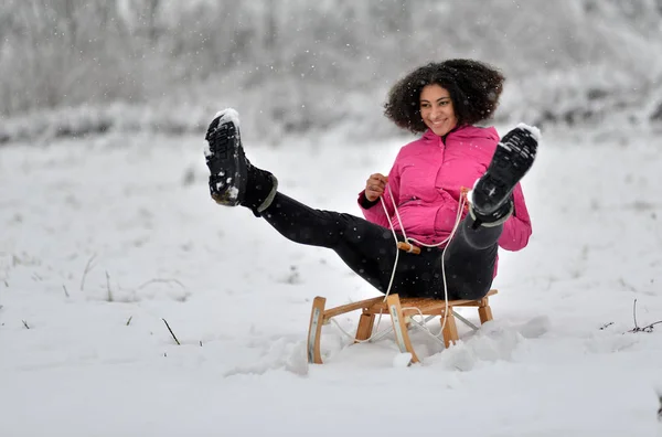 Ung Vacker Kvinna Sledding — Stockfoto