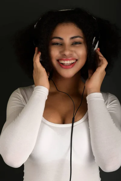 Retrato Una Hermosa Mujer Afroamericana Alegre Escuchando Música —  Fotos de Stock