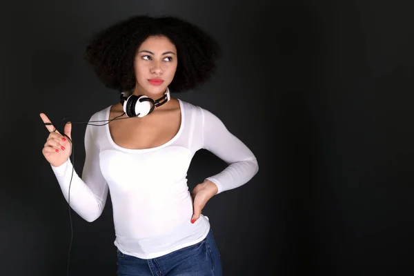 Портрет Красивої Афроамериканської Жінки Яка Радісно Слухає Музику — стокове фото
