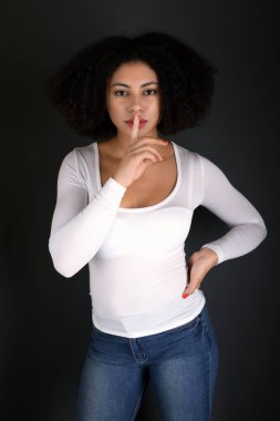 Genç Afrikalı kadın el kol hareketi yapıyor. 