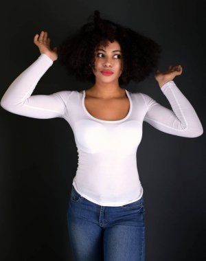 Afro saç modeli gülümseyen genç siyah kadın. 