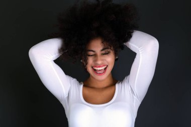 Afro saç modeli gülümseyen genç siyah kadın. 