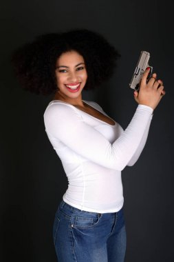silahla Afro kadın