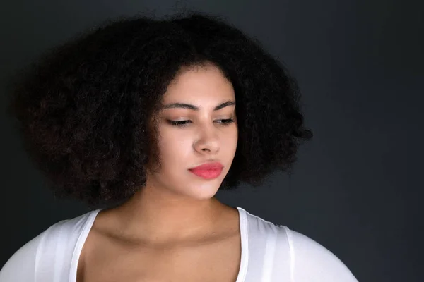 Junge Schwarze Frau Mit Afro Frisur Lächelnd — Stockfoto