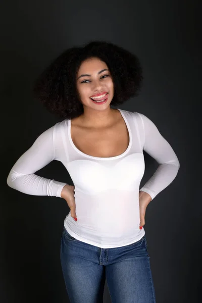Joven Mujer Negra Con Peinado Afro Sonriendo —  Fotos de Stock