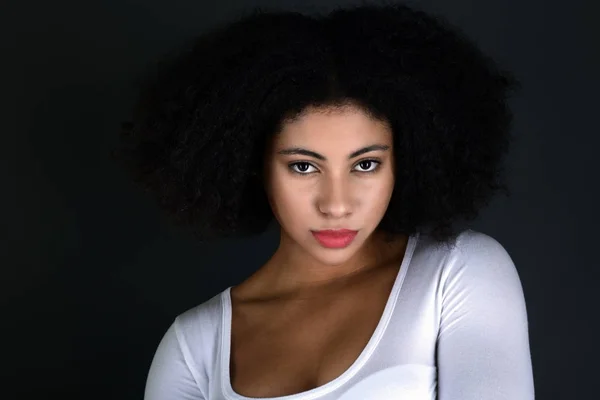 Jovem Mulher Negra Com Cabelo Afro Sorrindo — Fotografia de Stock