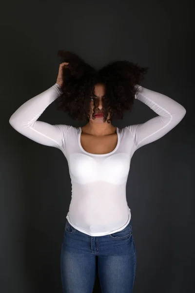 Giovane Donna Nera Con Acconciatura Afro Sorridente — Foto Stock