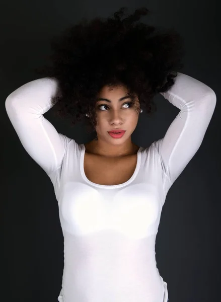 アフロの髪型を笑顔で若い黒人女性 — ストック写真