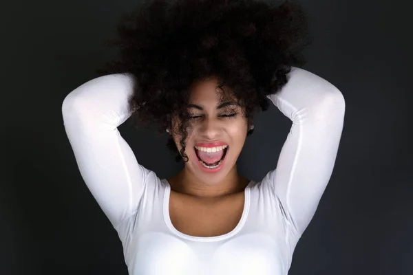 Молода Чорна Жінка Афро Зачіскою Посміхається — стокове фото