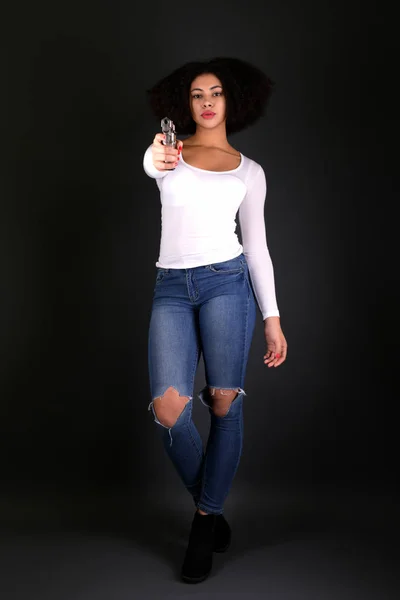 Afro Frau Mit Waffe — Stockfoto