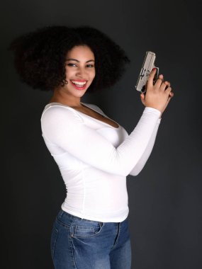 silahla Afro kadın