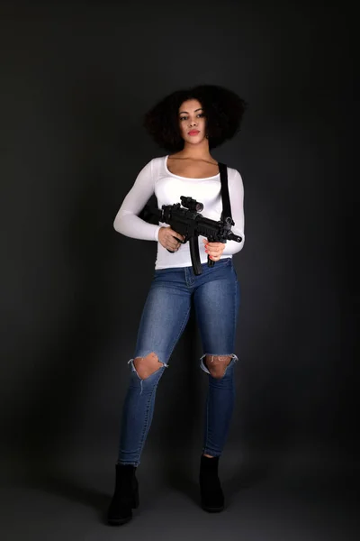Afro Kvinne Med Våpen – stockfoto