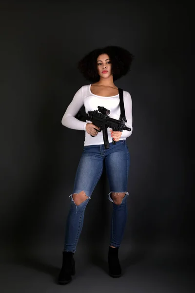 Afro Mujer Con Pistola —  Fotos de Stock