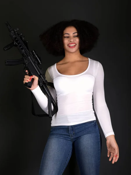 Afro Frau Mit Waffe — Stockfoto