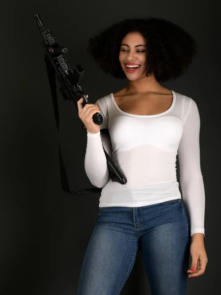 Afro Mulher Com Arma — Fotografia de Stock