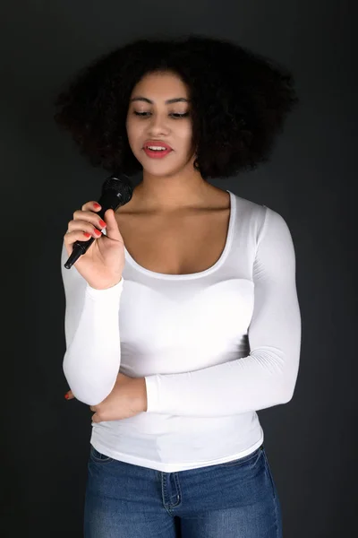 Giovane Donna Afroamericana Che Canta Con Microfono — Foto Stock