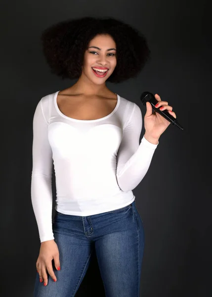 African American Young Woman Singing Microphone — Stock Photo, Image