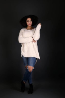 Afro saç modeli gülümseyen genç siyah kadın. 