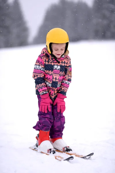 Feliz Menina Esqui Downhill — Fotografia de Stock