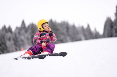 yokuş aşağı Kayak mutlu küçük kız