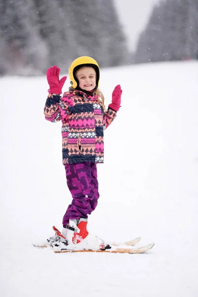 Niña Feliz Esquiando Cuesta Abajo — Foto de Stock