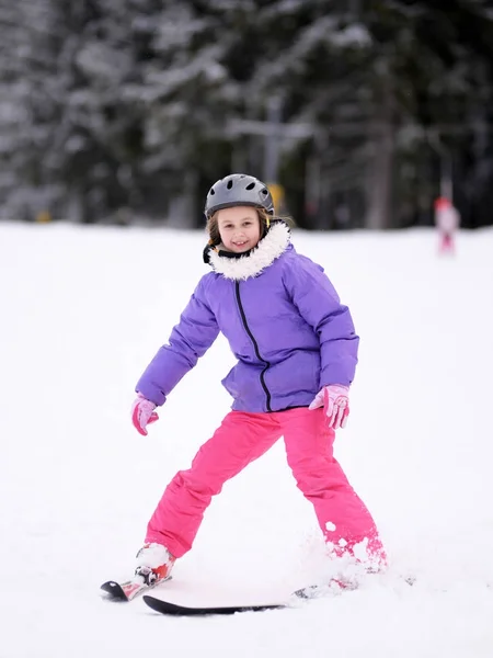 スキー学校の少女 — ストック写真