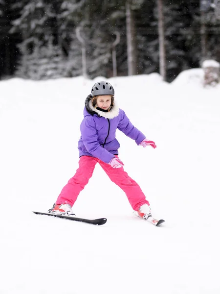 Klein Meisje Skischool — Stockfoto