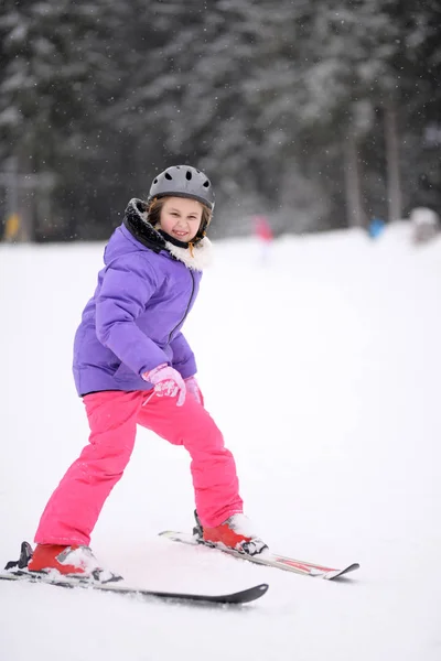 Μικρό Κορίτσι Στο Σχολείο Σκι — Φωτογραφία Αρχείου
