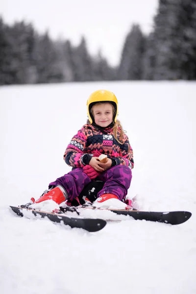 Niña Feliz Esquiando Cuesta Abajo — Foto de Stock