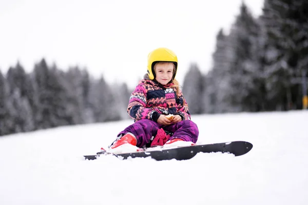 Feliz Menina Esqui Downhill — Fotografia de Stock