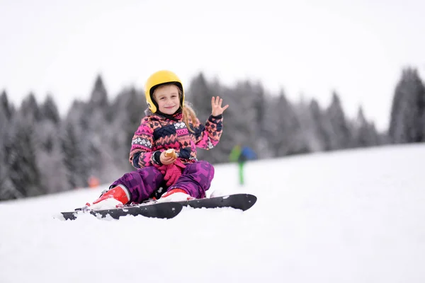 Glückliches Kleines Mädchen Beim Skifahren — Stockfoto