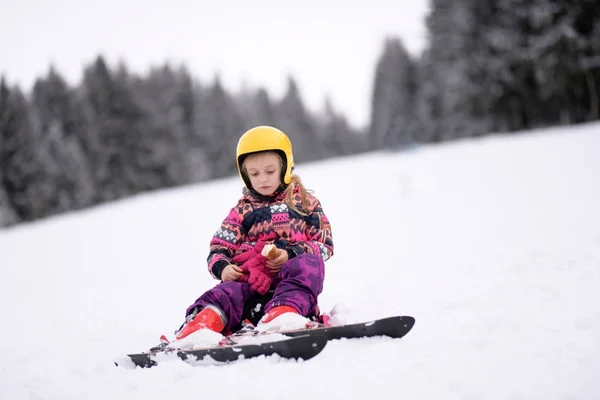 Yokuş Aşağı Kayak Mutlu Küçük Kız — Stok fotoğraf