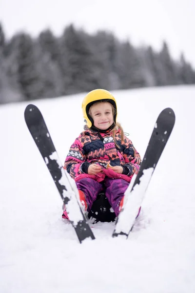 Yokuş Aşağı Kayak Mutlu Küçük Kız — Stok fotoğraf