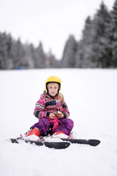 Niña Feliz Esquiando Cuesta Abajo —  Fotos de Stock