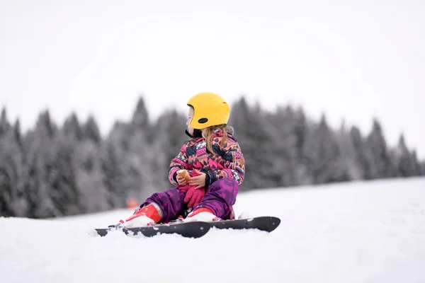 Bonne Petite Fille Ski Alpin — Photo