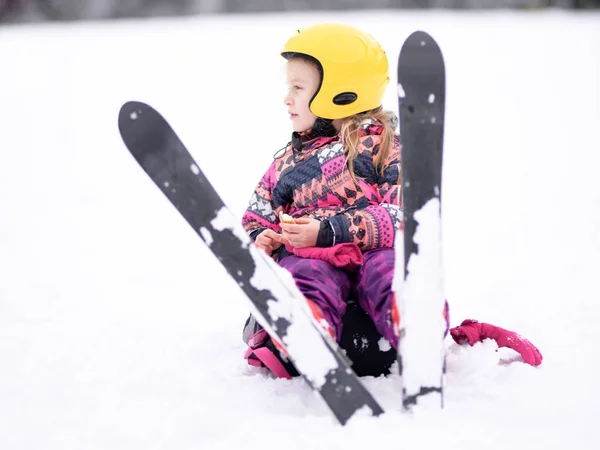 Gelukkig Meisje Afdaling Skiën — Stockfoto