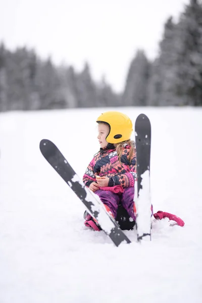 Feliz Menina Esqui Downhill — Fotografia de Stock