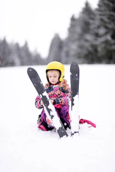 Feliz Menina Esqui Downhill — Fotografia de Stock