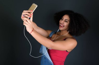 Genç Afrikalı-Amerikalı kadın smartphone cep telefonu ile,