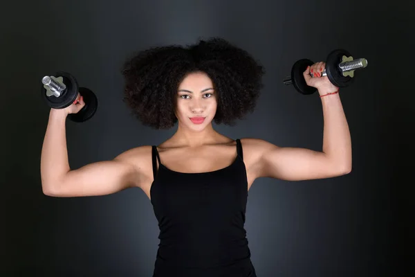 Muskulös Afro Amerikansk Kvinna Med Hantlar — Stockfoto