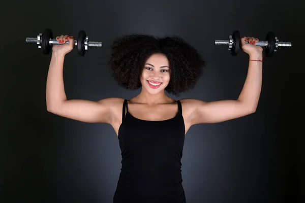 Mujer Afroamericana Muscular Con Mancuernas —  Fotos de Stock