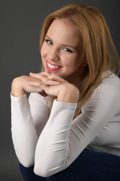 Vacker Sexig Blond Kvinna Svart Bakgrund — Stockfoto